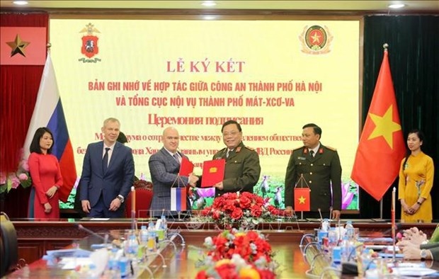 Representatives from The Department of Public Security of Hanoi and the Main Directorate of the Ministry of Internal Affairs for Moscow at the MoU signing ceremony. (Photo: VNA)