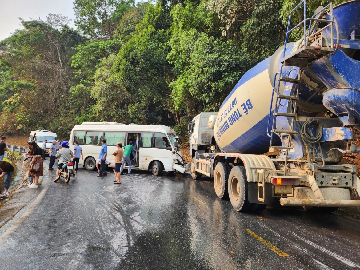 At the scene of the head-on collision. (Photo: suckhoedoisong.vn)
