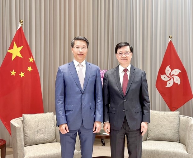 Vietnamese Consul General Pham Binh Dam (left) and Chief Executive of the Hong Kong Special Administrative Region John Lee at the meeting on April 3. (Photo: VNA)