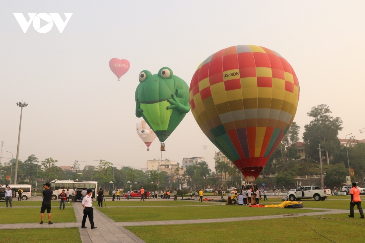 International Hot-air Balloon Festival enthralls thousands of tourists 