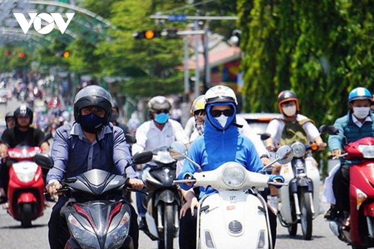 Outdoor temperatures in Hanoi at noon on April 27 may rise to 43-45 degrees Celsius, several degrees more than the temperatures recorded at weather stations