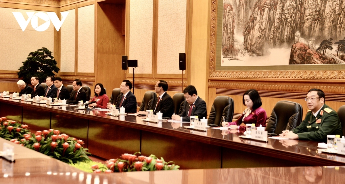 NA Chairman Vuong Dinh Hue and his delegation 