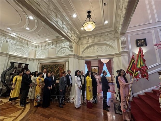 Ambassador Nguyen Quoc Dung and officials of the Vietnamese Embassy and Vietnamese representative offices in the US offer incense to Hung Kings