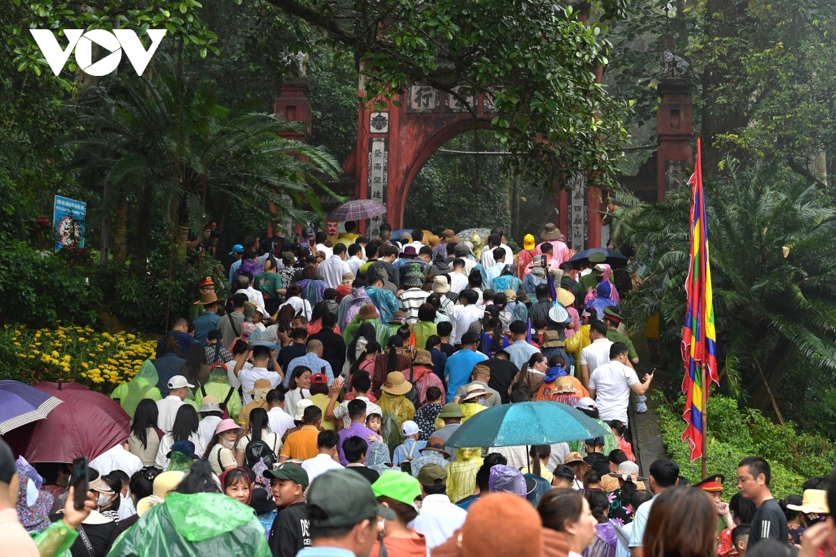 Despite rain and thuderstorms, thousands of Vietnamese residents converge on Viet Tri city dubbed the land of the ancestors in the northern province of Phu Tho to pay homage to Hung Kings.