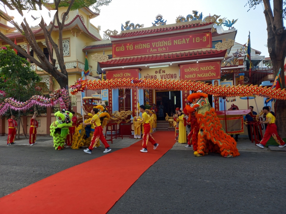 Art performances are held in front of Hung Vuong Temple in Nha Trang city of Khanh Hoa province, a site originally built 60 years ago to commemorate the nation’s legendary founders.