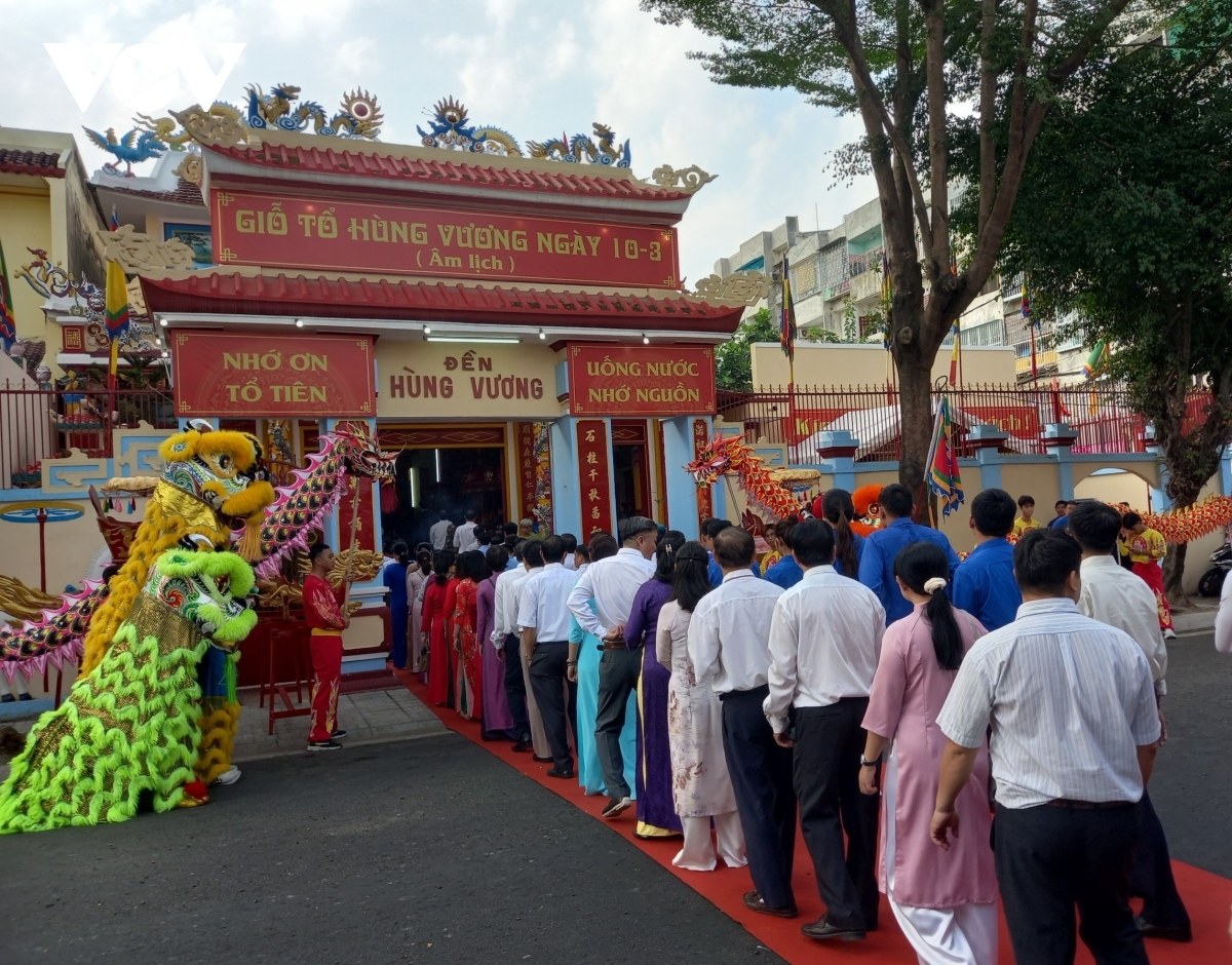 A total of 40 delegations from localities throughout Khanh Hoa offer incense to commemorate the Hung Kings on April 18.