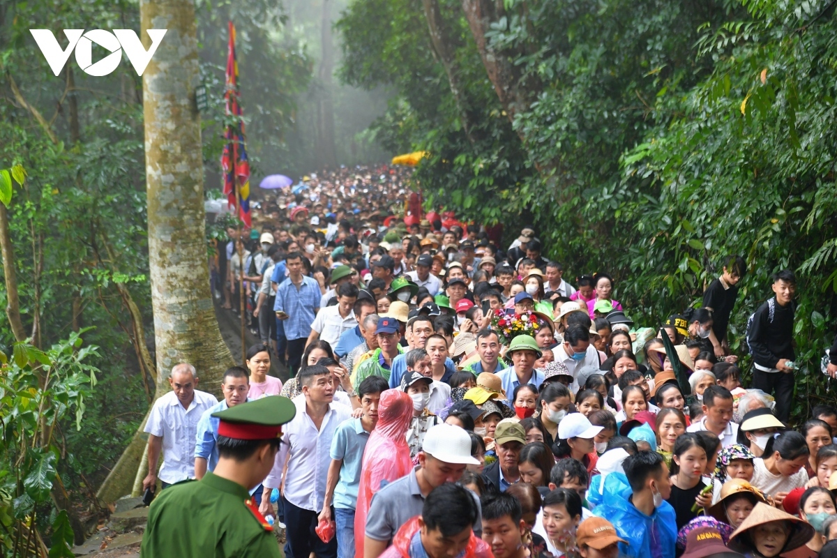 The Hung Kings’ Commemoration Day serves as a symbol of cultural value, great solidarity, and sense of gratitude and worship towards the ancestors.