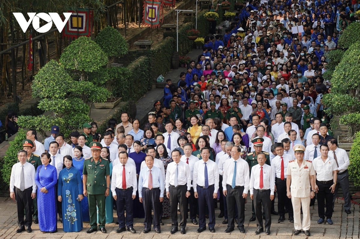 Leaders of Ho Chi Minh City and a large number of local people offer incense at Hung Kings Temple at the National Historical and Cultural Park in Thu Duc city.