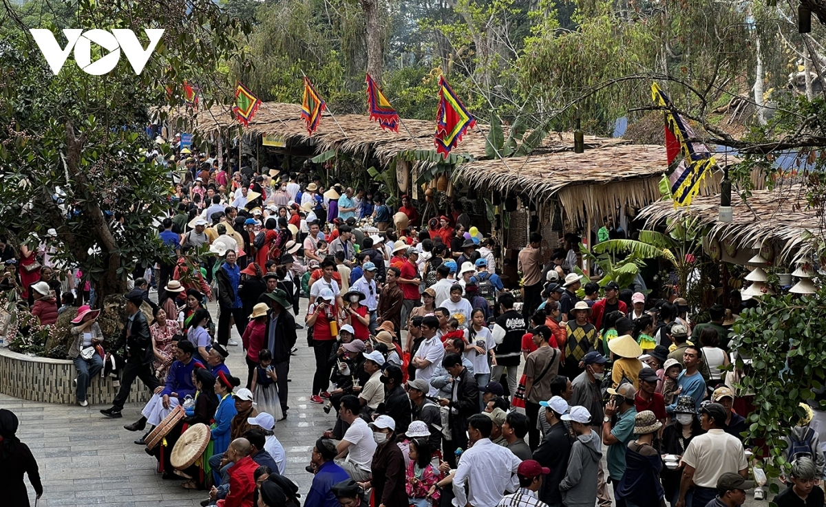 The Hung Kings's death anniversary is solemnly commemorated at the Prenn waterfall tourist area in Da Lat, attracting many tourists and local people.