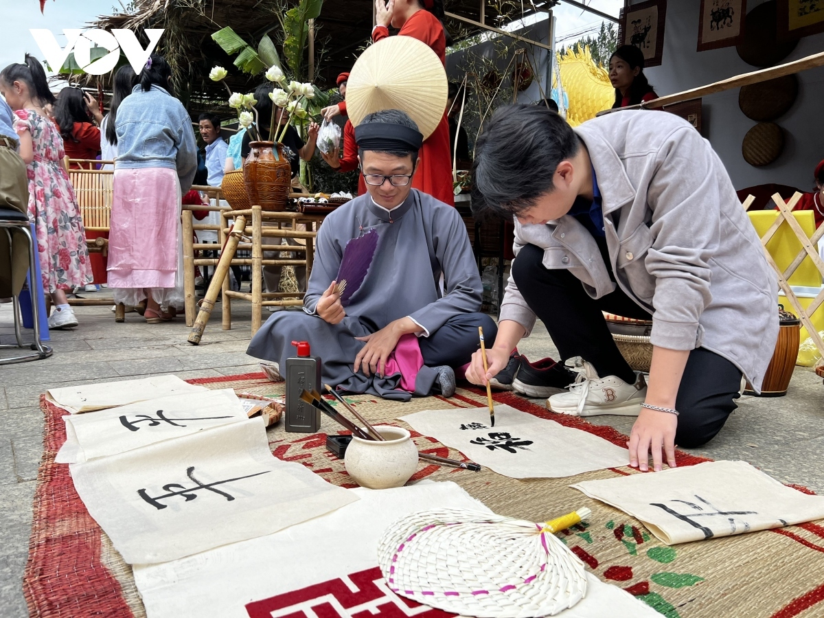 Many significant activities are held in Da Lat, including calligraphy writing, a trade fair, and art performances.