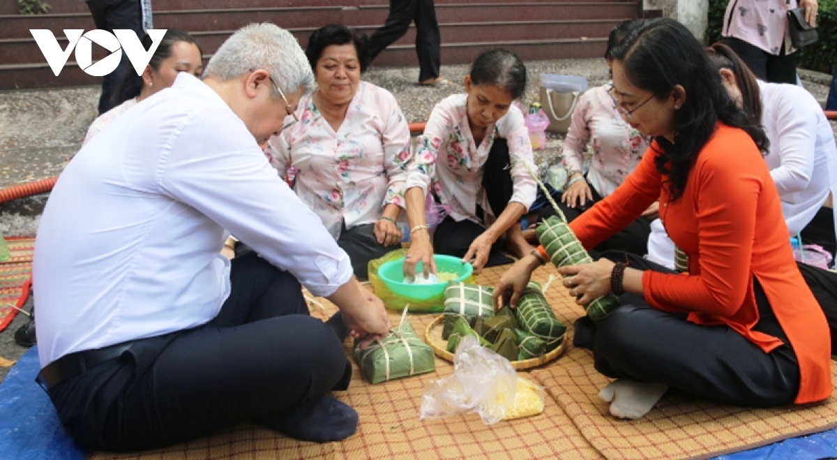 A contest of making Banh Chung (square glutinous rice cake) and Banh Giay (round glutinous rice cake) is also launched in Binh Duong on the occasion.