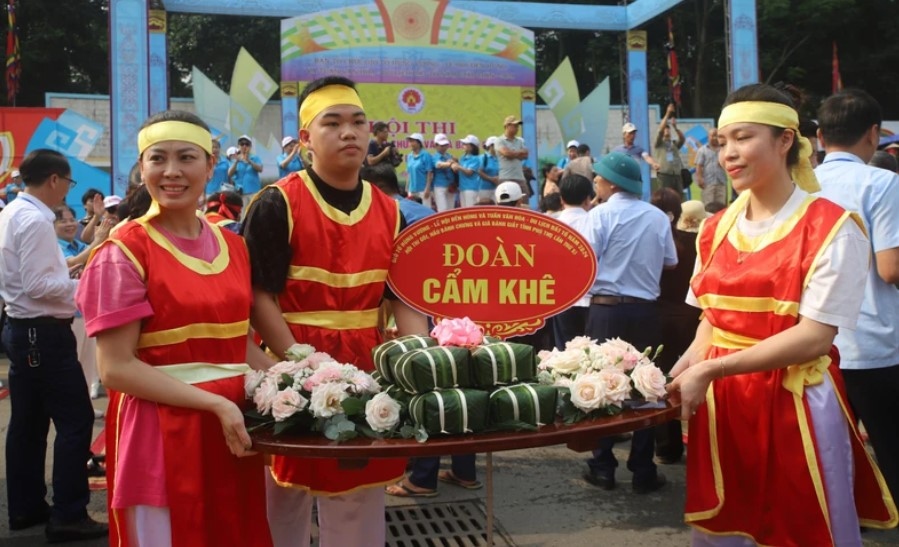 The contest is to reenact the traditional ritual of presenting offerings to ancestors dating back to the times of the Hung Kings.