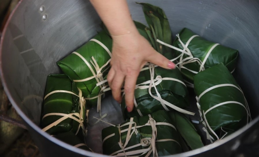 Each participating team are required to make 10 Banh Chung from five kg of sticky rice, one kg of green beans, and one kg of pork.