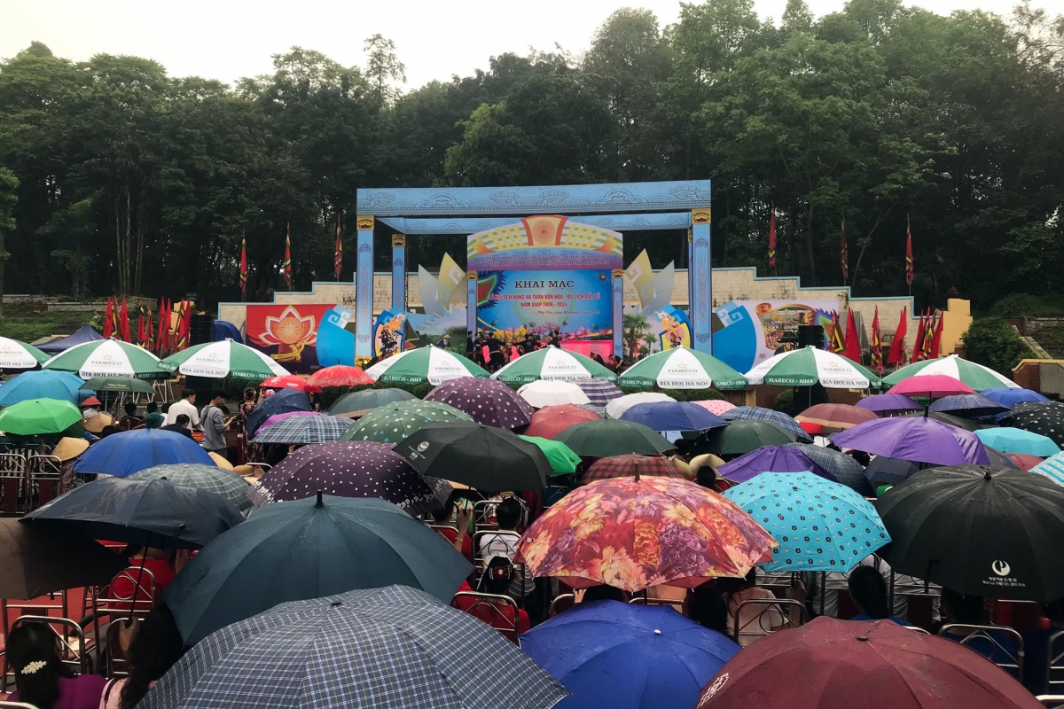 Many locals and tourists are present as they witness the festival’s opening ceremony.