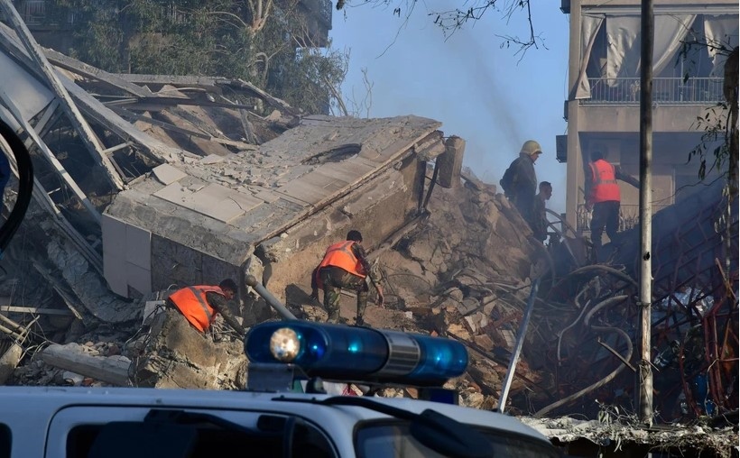 Emergency rescue forces on duty at the scene of the bombardment near the Iranian Embassy in Damascus (Syria).