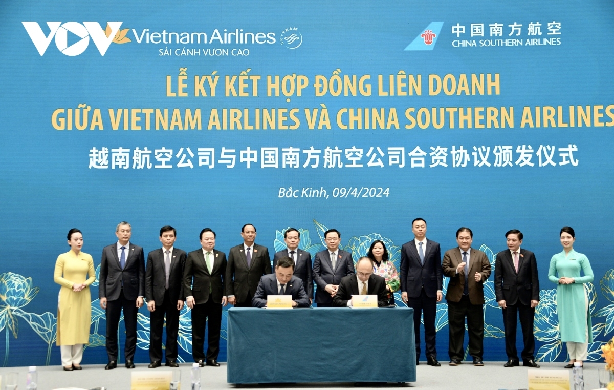 NA Vuong Dinh Hue witnesses the signing ceremony of the joint venture cooperation contract