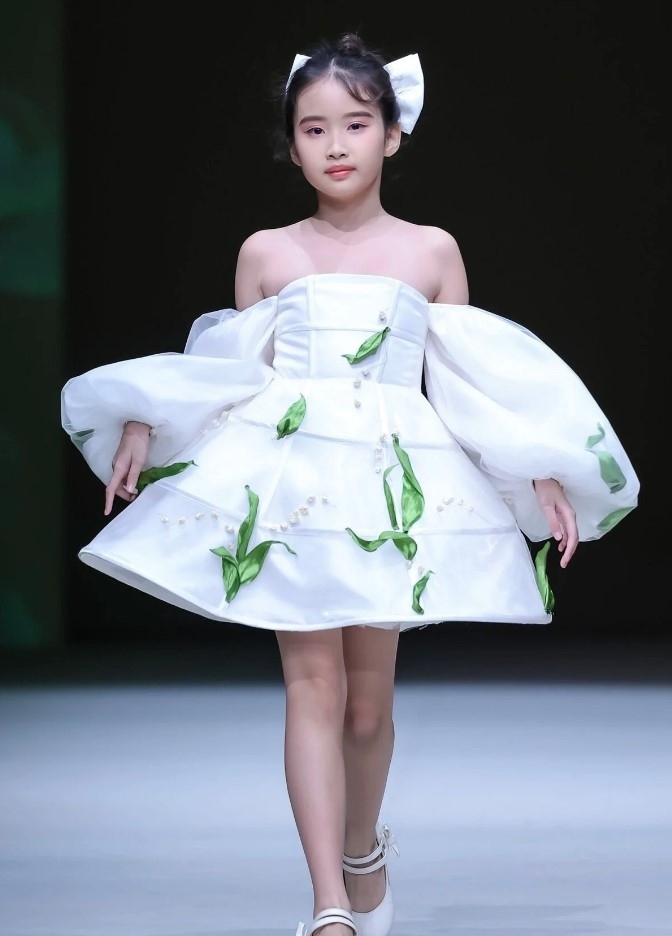 According to fashion designer Vu Lan Anh, the designs can be considered as a blend between traditional national elements and contemporary arts of Vietnamese culture and other countries.