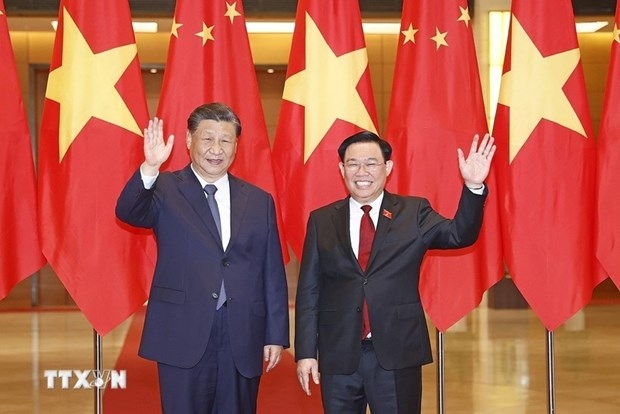 NA Chairman Vuong Dinh Hue (right) and Party General Secretary and President of China Xi Jinping pose for a joint photo in Hanoi on December 13, 2023 during the Chinese leader's state visit to Vietnam.