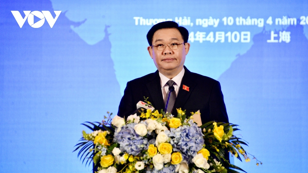 National Assembly Chairman Vuong Dinh Hue speaks at the forum