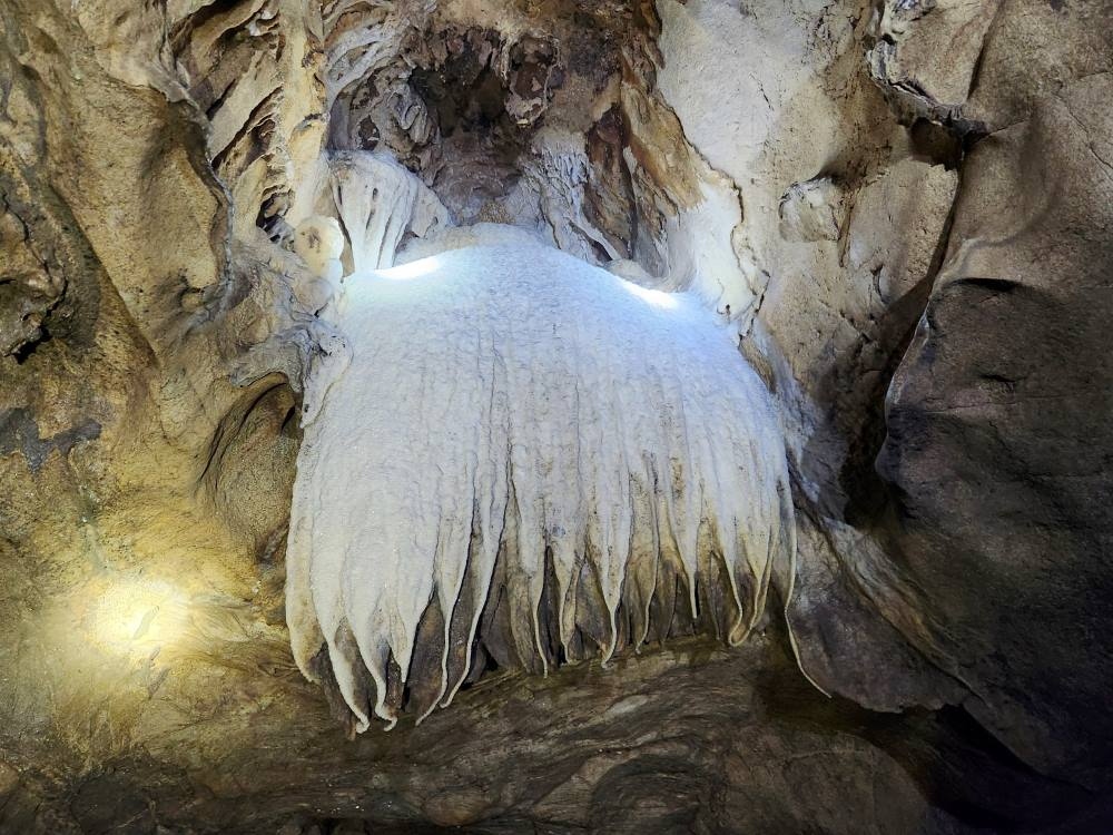 The cave with underground water flowing inside and many beautiful natural stalactites has been discovered during stone mining in Thanh Hoa province. (Photo: laodong.vn)