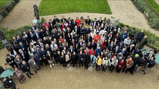 Delegates at the Vietnam Global Leaders Forum pose for a group photo.
