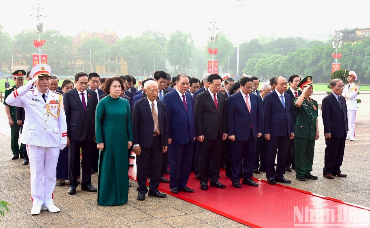 The delegation is made up of Prime Minister Pham Minh Chinh; NA Chairman Vuong Dinh Hue; Truong Thi Mai, permanent member of the Party Central Committee's Secretariat and Chairwoman of its Organisation Commission; Do Van Chien, president of the Vietnam Fatherland Front Central Committee; and Acting State President Vo Thi Anh Xuan.