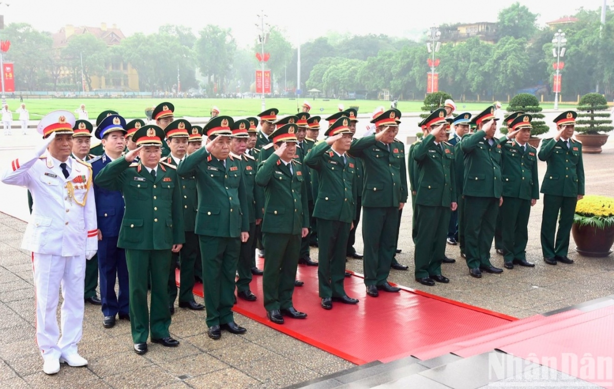 The same day sees a delegation made up of the Central Military Commission of the Ministry of National Defence offer incense in tribute to President Ho Chi Minh.