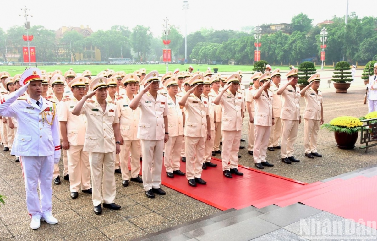 A delegation of the Central Public Security Party Committee of the Ministry of Public Security pays homage to President Ho Chi Minh.