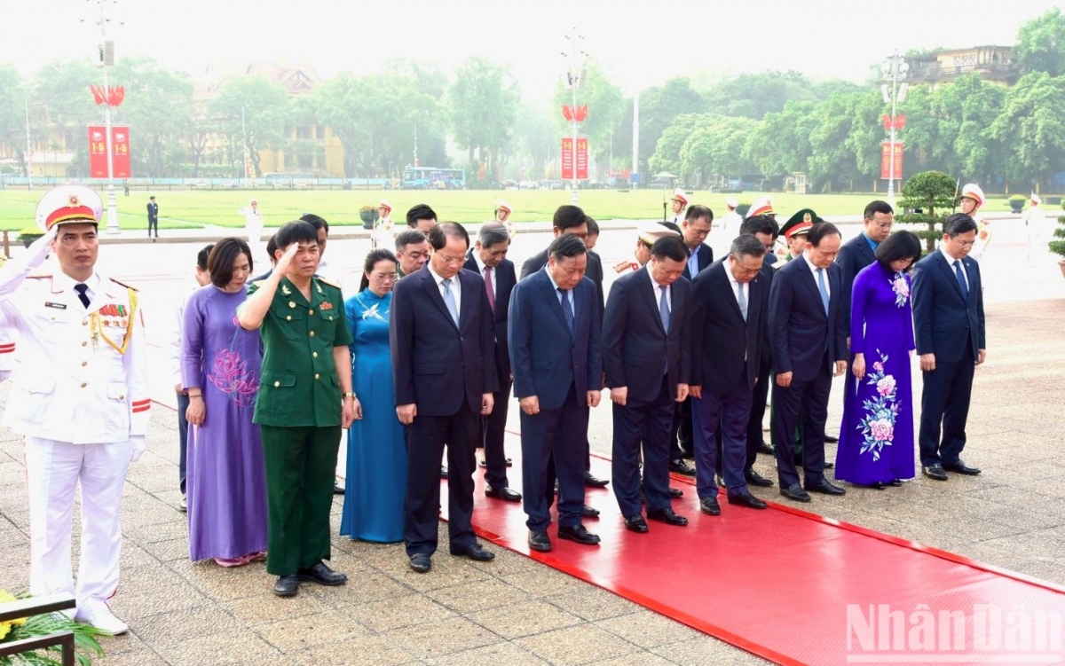 A delegation from Hanoi expresses their great respect and gratitude to President Ho Chi Minh.