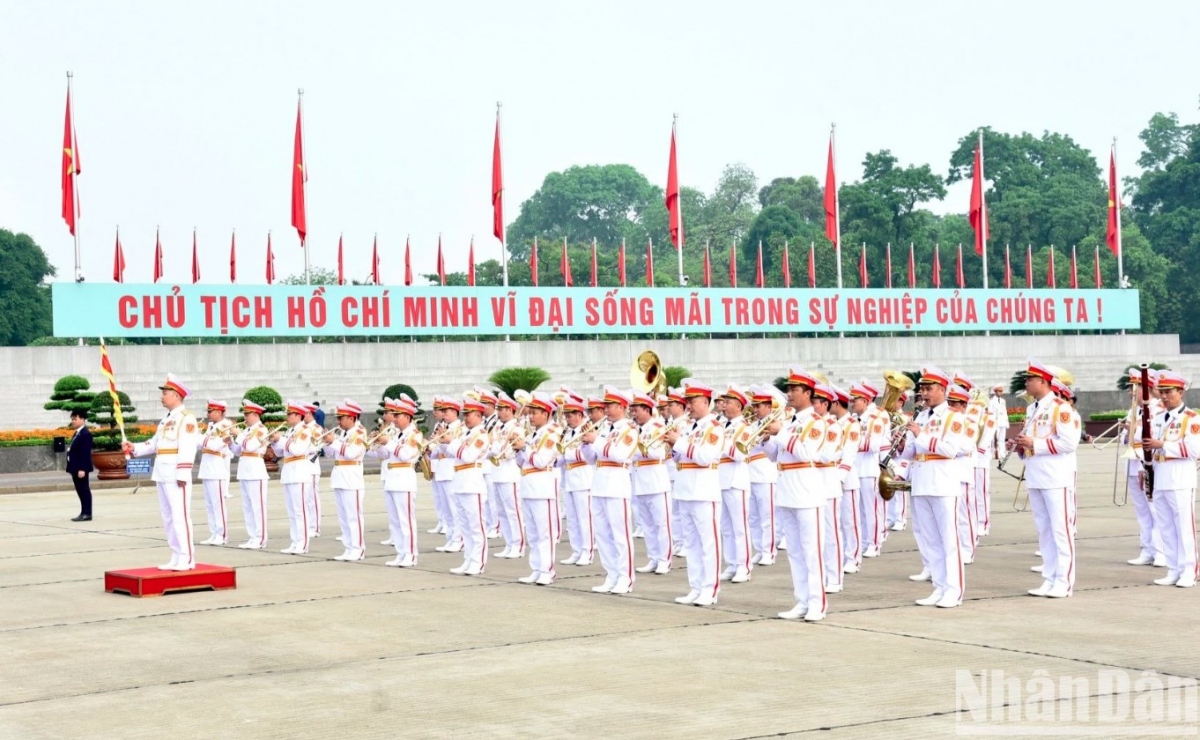 Later, the Party and State leaders lay wreaths at the monument which is dedicated to heroes and war martyrs on Bac Son street in Hanoi.