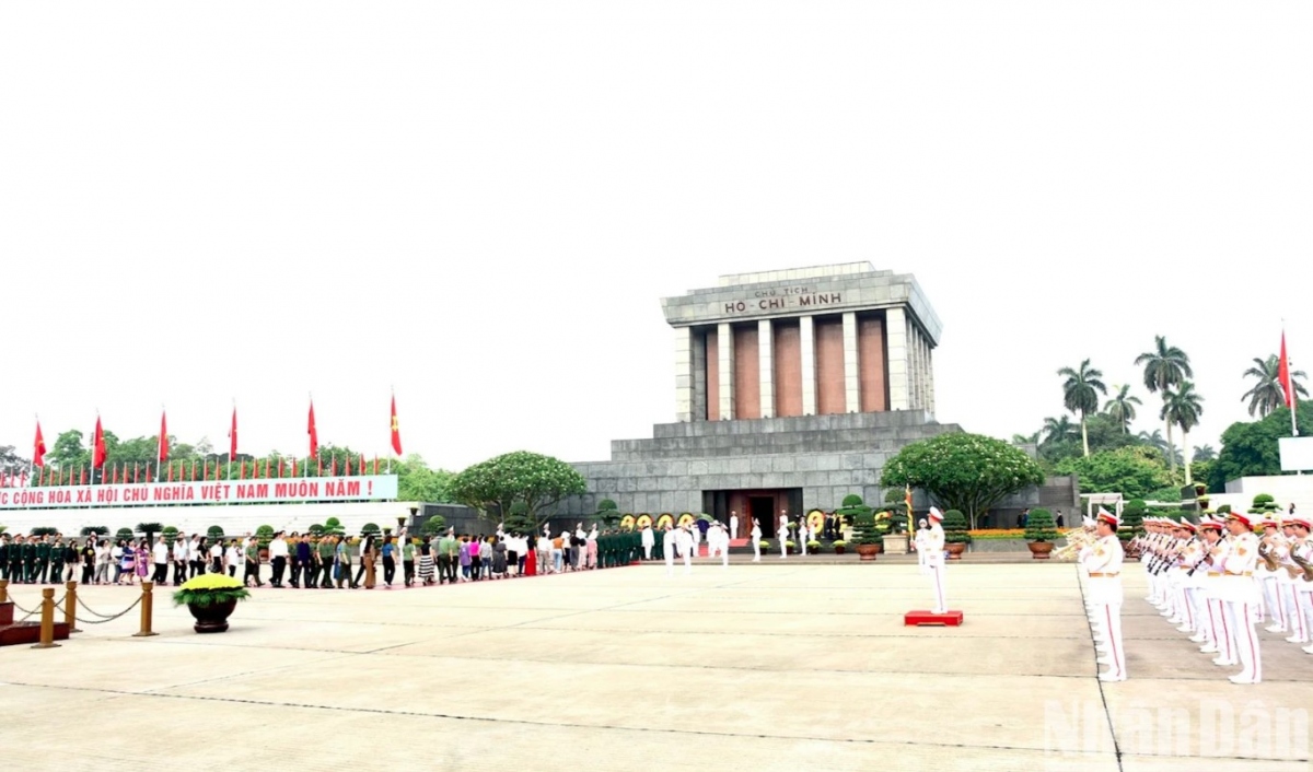 Delegations express their respect and gratitude to President Ho Chi Minh