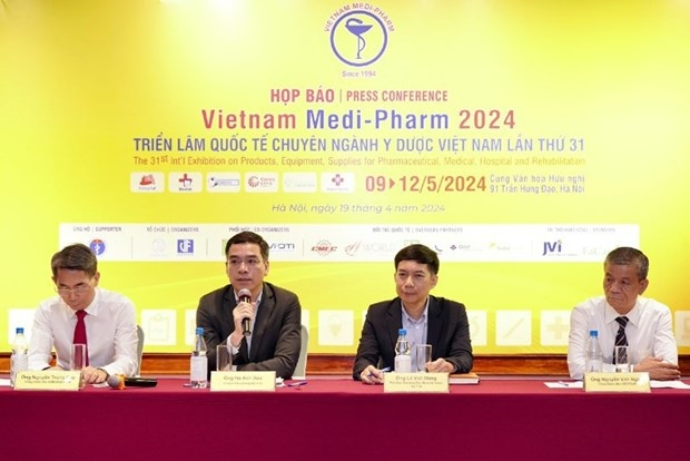 Ha Anh Duc, head of the Ministry of Health's office (second left) speaks at the press conference (Photo: baodautu.vn)