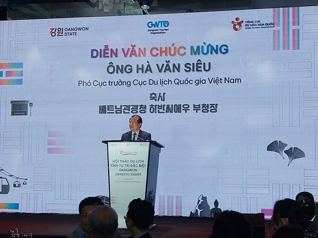Deputy Director of the Vietnam National Authority of Tourism Ha Van Sieu speaks at the event.
