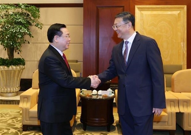 National Assembly Chairman Vuong Dinh Hue (left) on April 10 receives Politburo member of the Communist Party of China and Secretary of the Shanghai Party Committee Chen Jining in Shanghai. (Photo: VNA)
