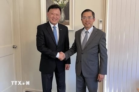 Vietnamese Ambassador to Australia Pham Hung Tam (R) and Chairman of the South Australia-Vietnam Business Council Francis Wong at their meeting on April 12.