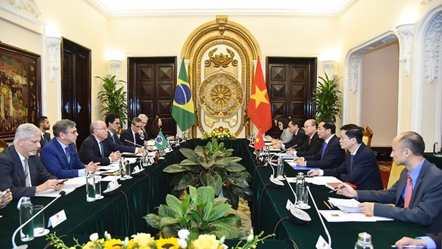 At the talks between Minister of Foreign Affairs Bui Thanh Son and his Brazilian counterpart Mauro Vieira in Hanoi on April 10. (Photo: VNA)