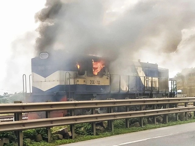 The fire has burnt down all equipment in the cockpit of the locomotive. (Photo: thanhnien.vn)
