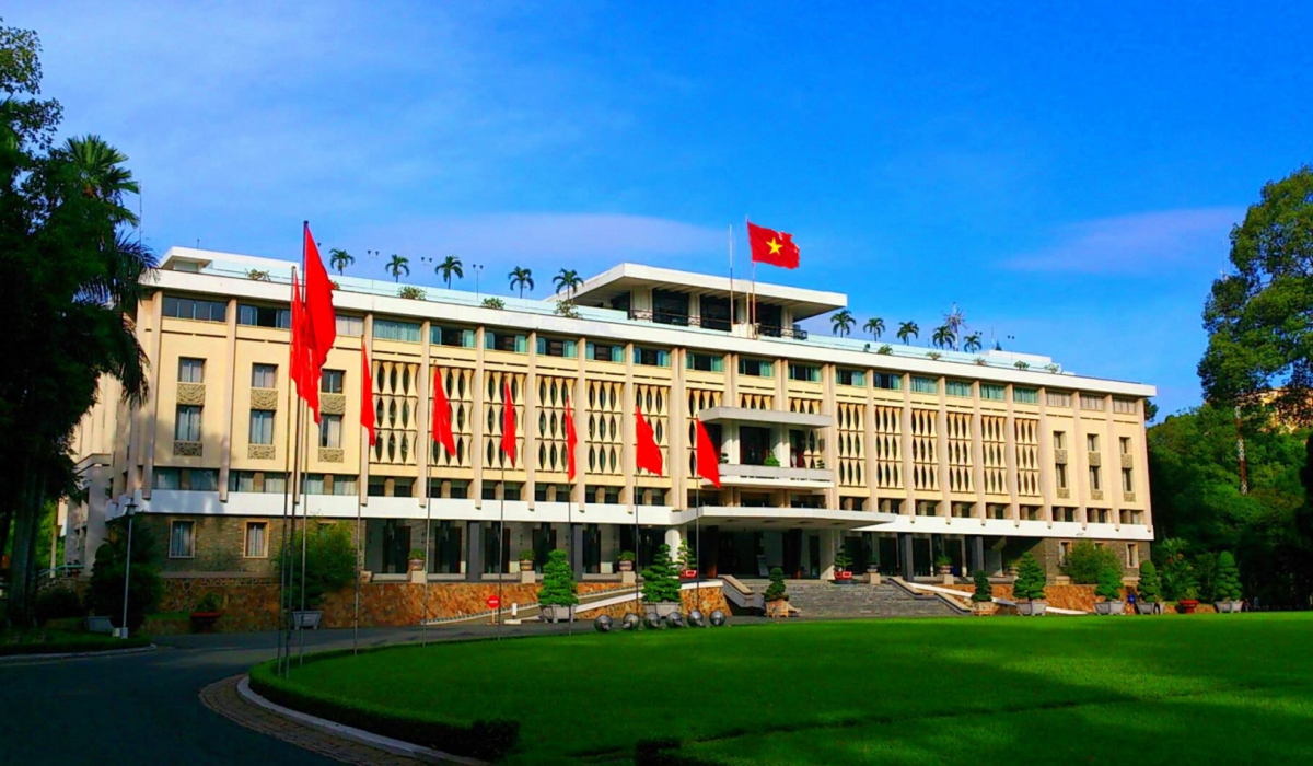 The Independence Palace represents a popular attraction for both local and foreign tourists which sits in the heart of the city. On holidays such as National Reunification Day on April 30 and May Day on May 1, the palace is always crowded with visitors as it was the last stronghold of the Saigon puppet regime and fell on April 30, 1975.