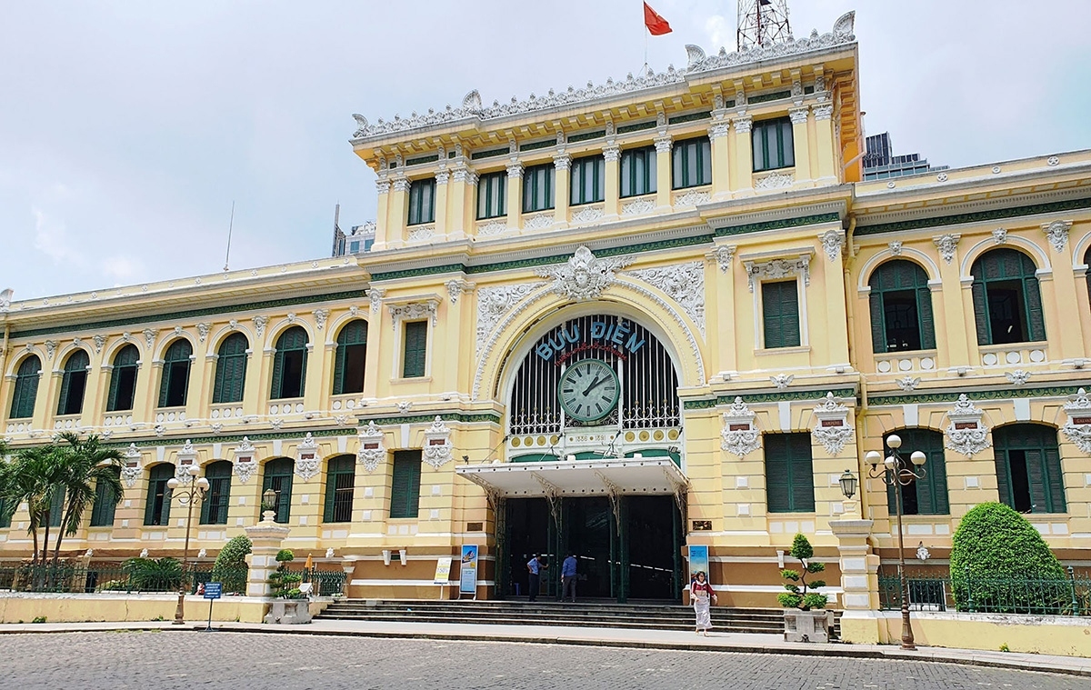Ho Chi Minh City Central Post Office next to Notre Dame Cathedral is an attractive tourist area. The building constructed by the French between 1886 and 1891 features a unique Gothic architectural style. It has ranked second on the list of 11 most beautiful post offices in the world, voted by the American architectural magazine Architectural Digest.