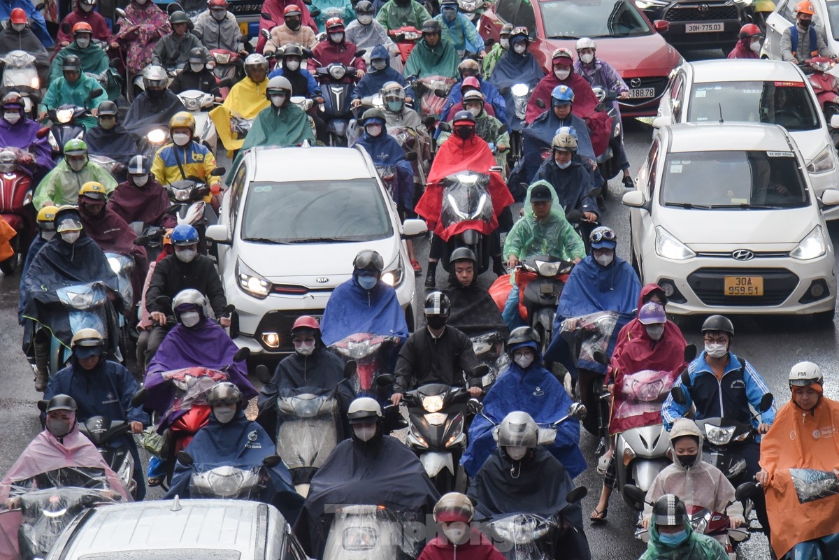 Huy Hoang of Cau Giay district shares that he feels tired whilst traveling on a three-km road from 7 a.m. to 8 a.m. on April 8.