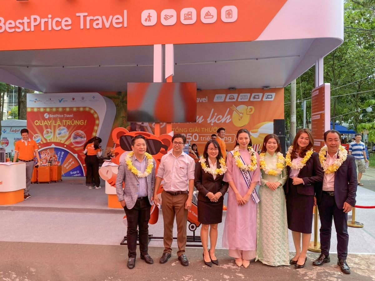 Leaders of HCM City’s Department of Tourism and delegates come together to pose for a group photo.