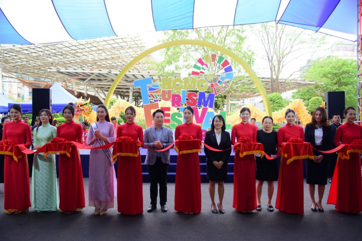 Delegates cut the ribbon to kick off the Ho Chi Minh City tourism festival.