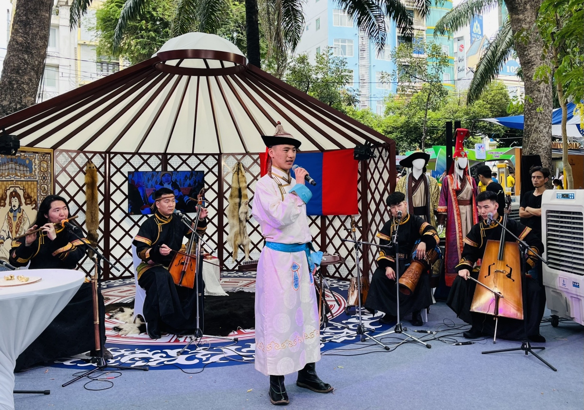 At the Mongolian booth, performances put on by foreign artists draw attention from many people. This is one part of activities held in order to celebrate the 70th anniversary of Vietnam-Mongolia diplomatic relations.