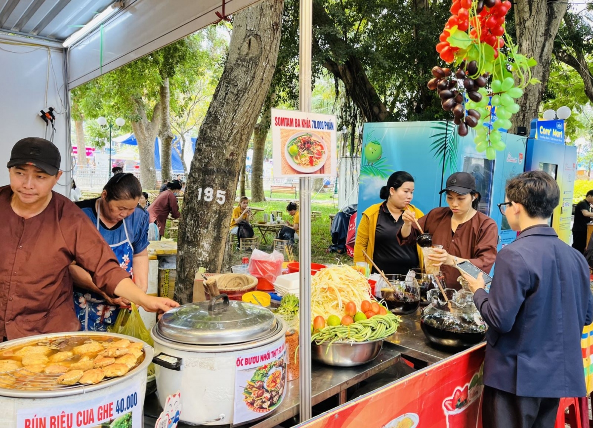 The festival features over 100 booths showcasing tourism products and culinary delights by 43 cities and provinces, tourism businesses, and travel agents nationwide.