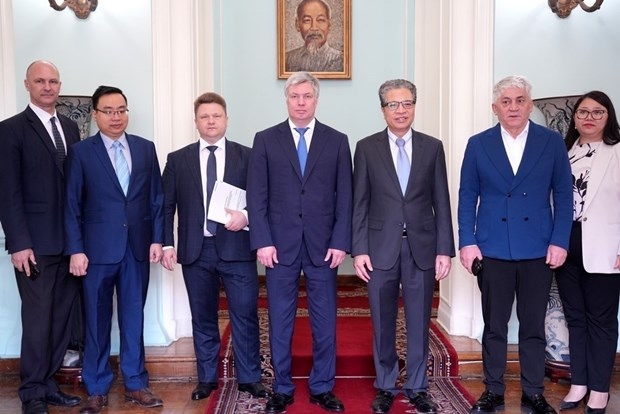 A delegation from Russia’s Ulyanovsk region led by its Governor Aleksey Yurevich Russkich visits the Vietnamese Embassy in Moscow. (Photo: VNA)