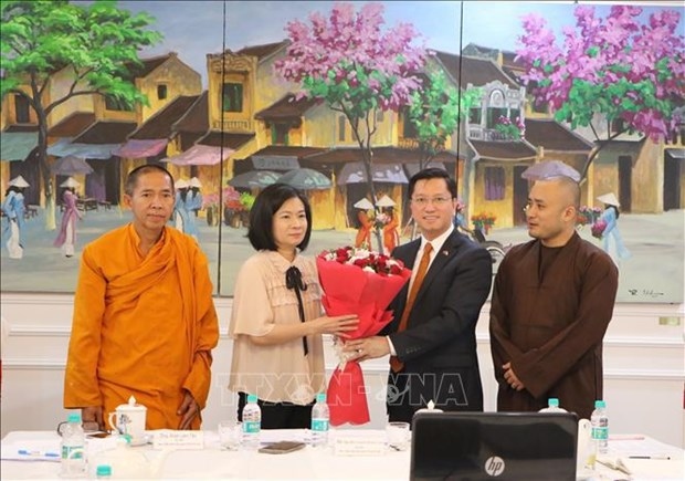 Vietnamese Ambassador to India Nguyen Thanh Hai (second from right) presents flowers to congratulate Nguyen Huynh Khanh Linh on re-election as President of the Vietnamese Community Association in India