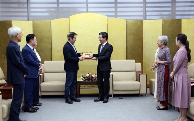 Vice Chairman of the Da Nang People’s Committee Tran Chi Cuong (R) presents a keepsake to Mayor of Goyang city Lee Dong-hwan at the meeting in Da Nang on April 17.