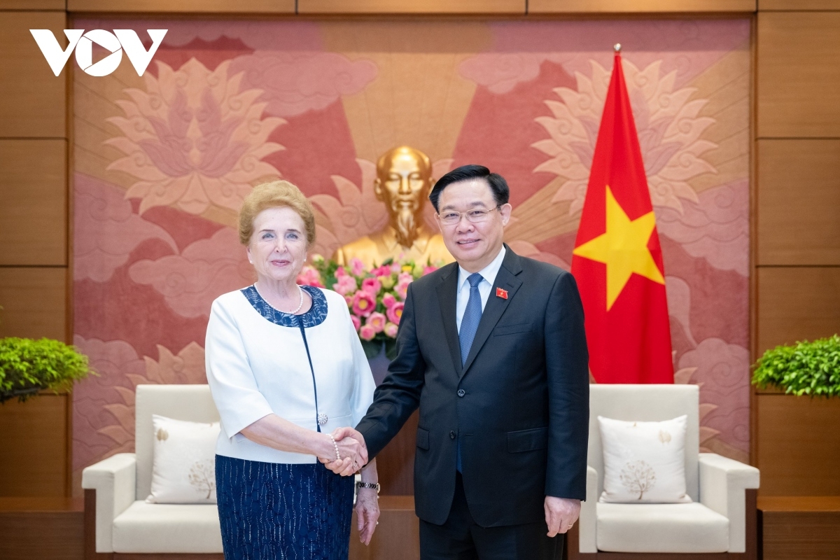 Vietnamese National Assembly Chairman Vuong Dinh Hue (R) and First Officer of the Hungarian National Assembly Márta Mátrai