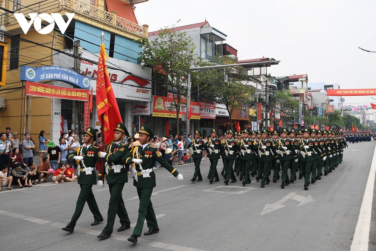 Armed forces sings amid endless applause of residents