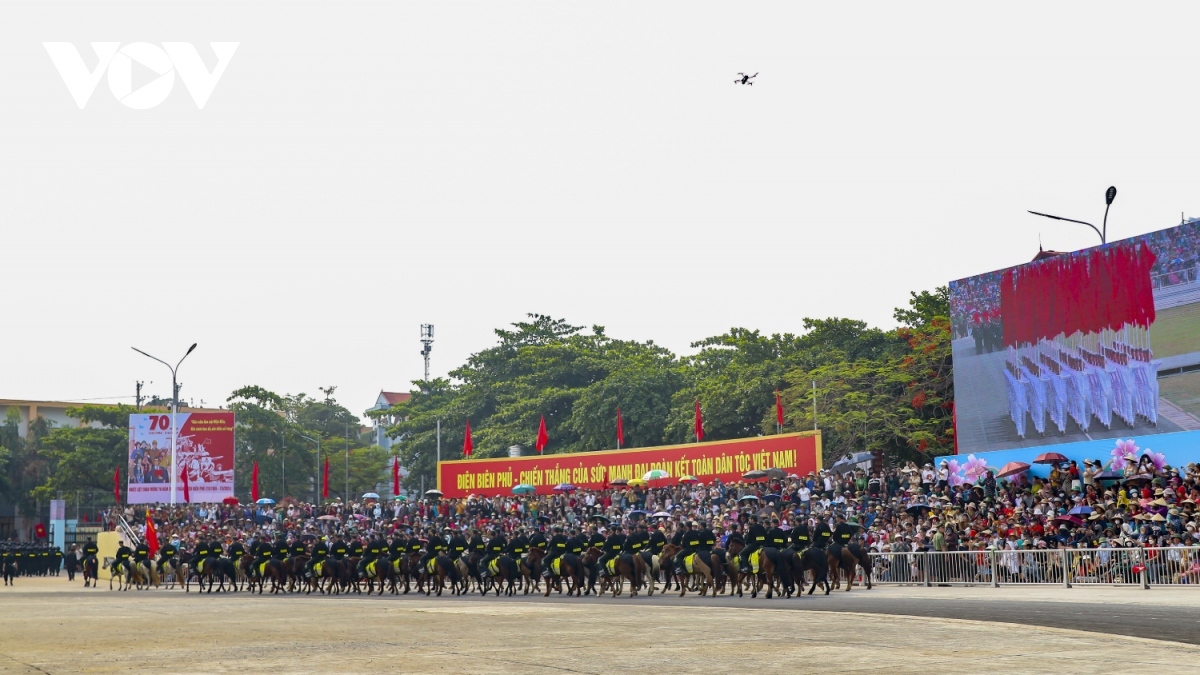 Hordes of residents and tourists show up early to watch the forces practice before the Victory Day parade.